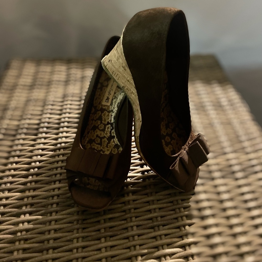 American Eagle size 71/2 Dark brown cute wedges